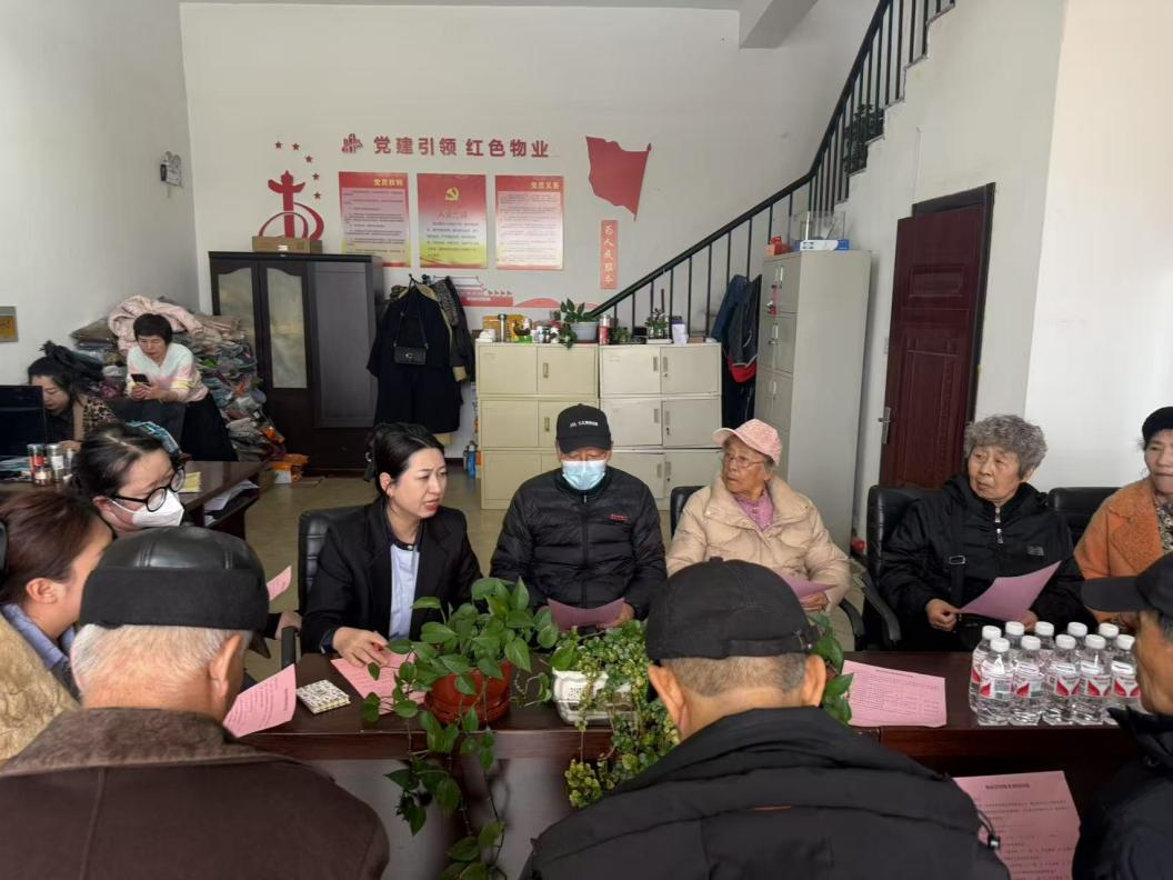 黑龙江省鹤岗市兴安区兴安路街道兴欣社区党委开展  “书记民情碰头会  共商共治促交费”行动