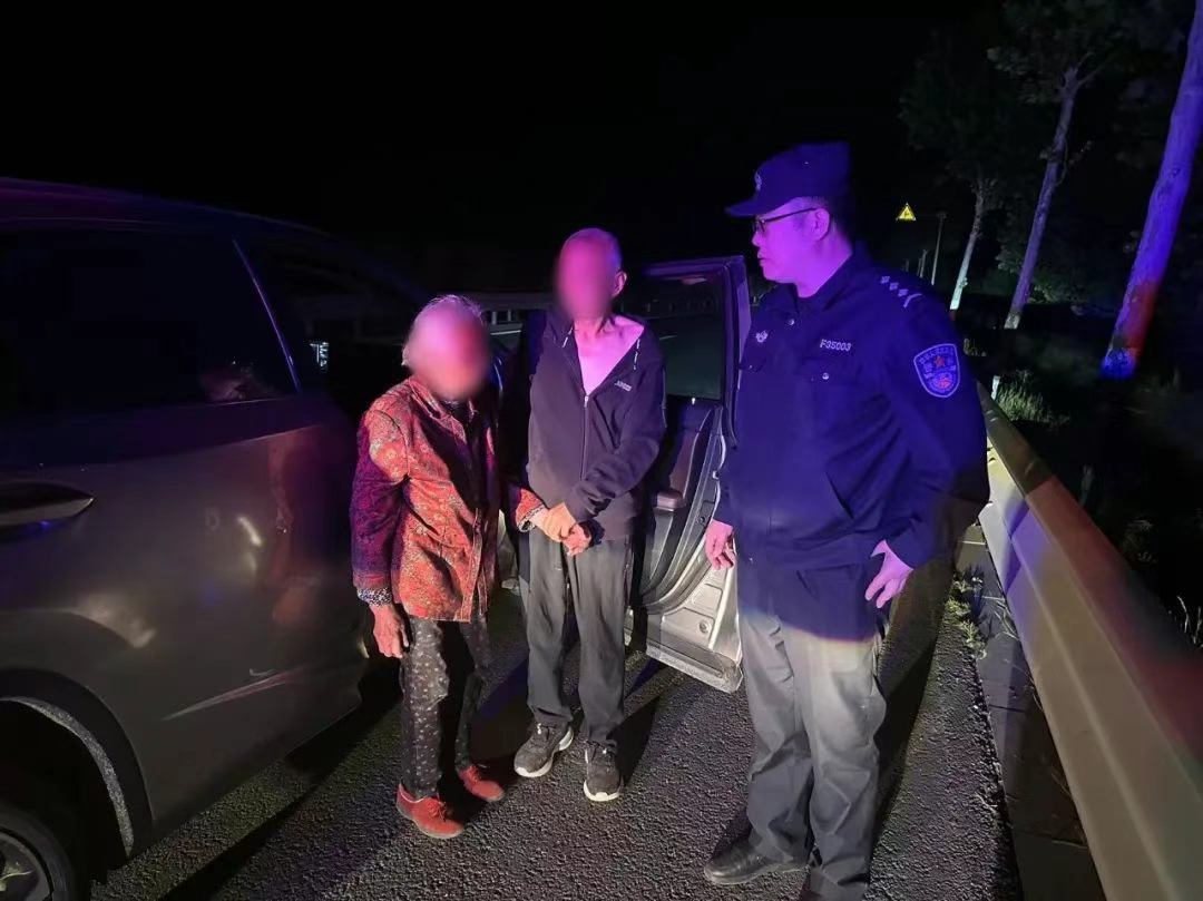 【暖心警事】八旬老人遛弯迷路  巡逻民警帮助回家