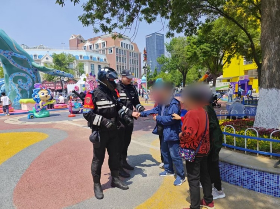 崂山公安暖心救助走失老人，家属含泪致谢