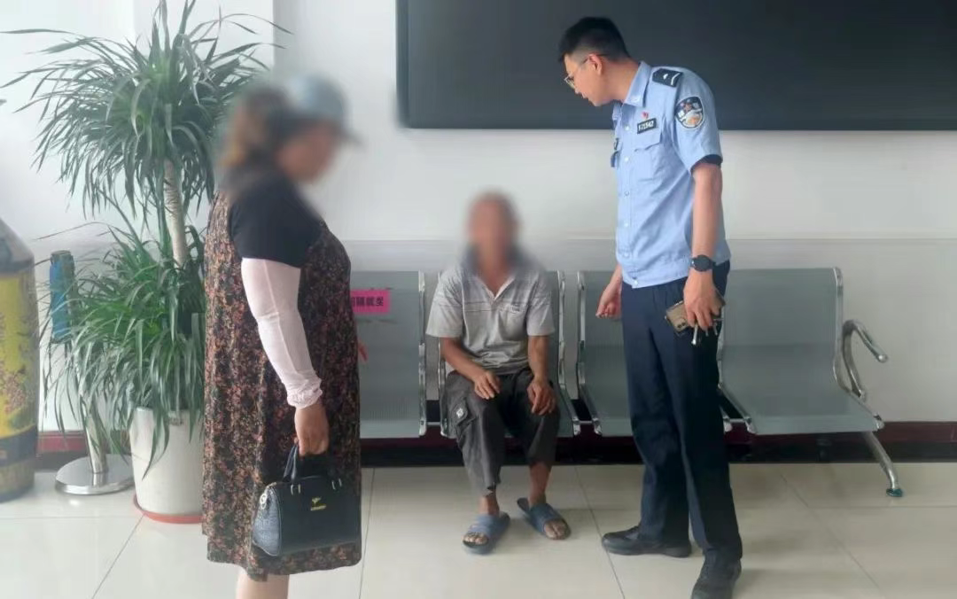 烈日下的守护！青岛胶州公安5小时高温寻回走失老人