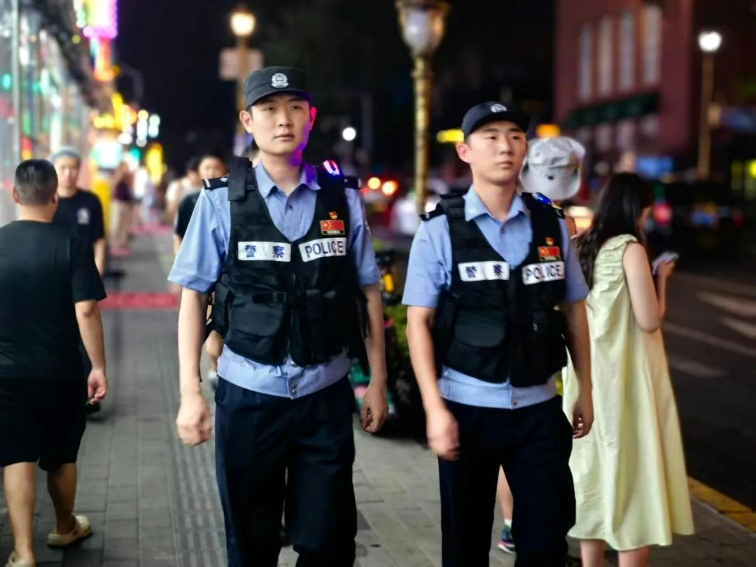 城市更新让青岛啤酒街焕新引流，“警察蓝”守护周末日均两万人打卡