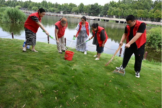山东即墨：清理河道垃圾 守护绿水青山