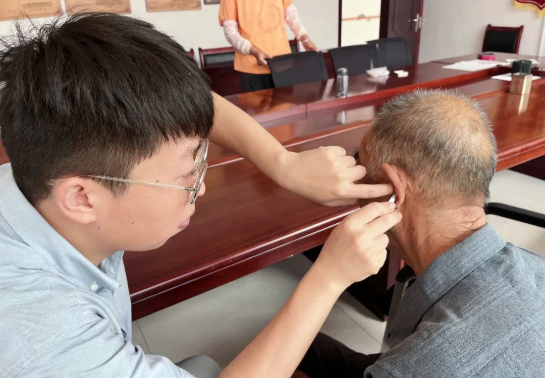 青岛西海岸新区第六人民医院耳穴助眠情暖银龄