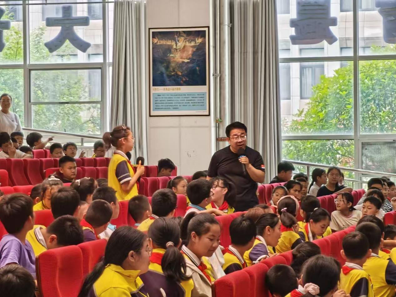 青岛西海岸新区：“五老”送关爱  暖心护“未”来