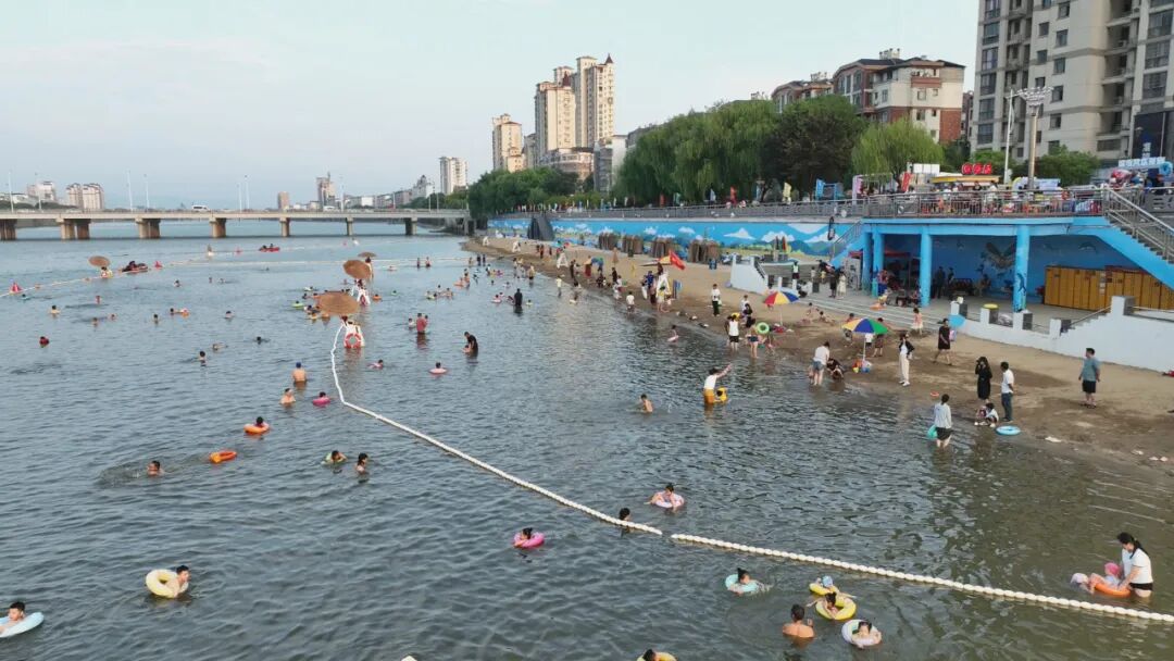 江西奉新：天然泳场受青睐 运行安全有序