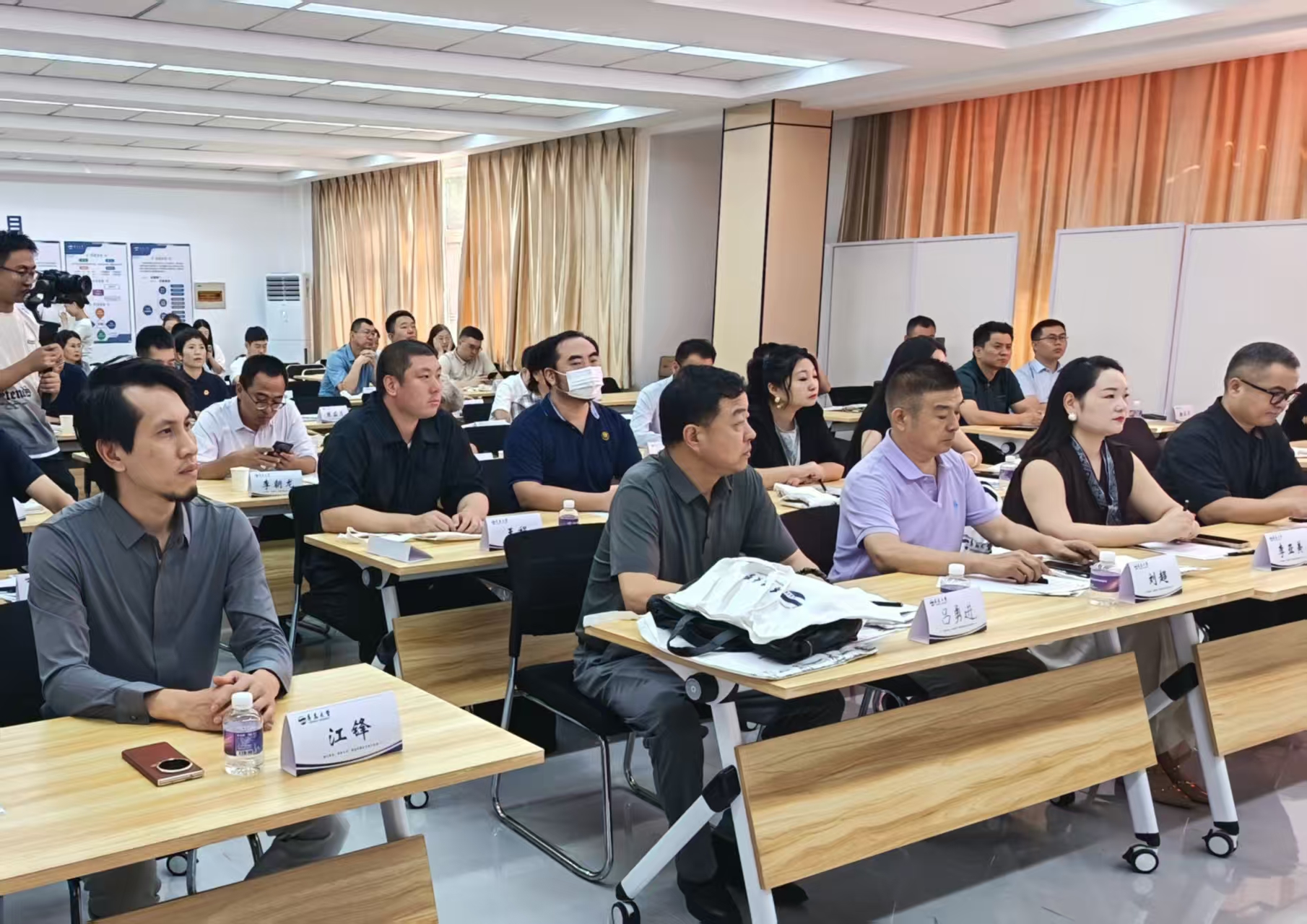 2025青岛统战文化周｜青岛民营企业家大讲堂在青大成功举办