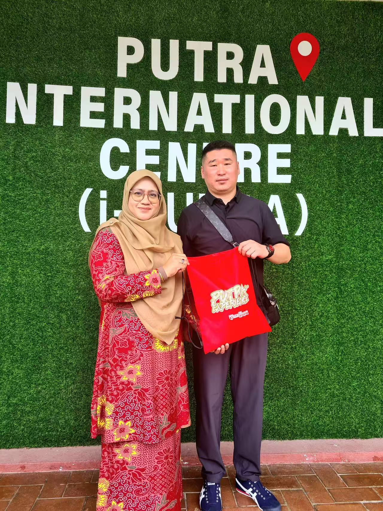 华夏文化促进会文教委副秘书长于金朋出访马来西亚国立大学，推动国际教育合作