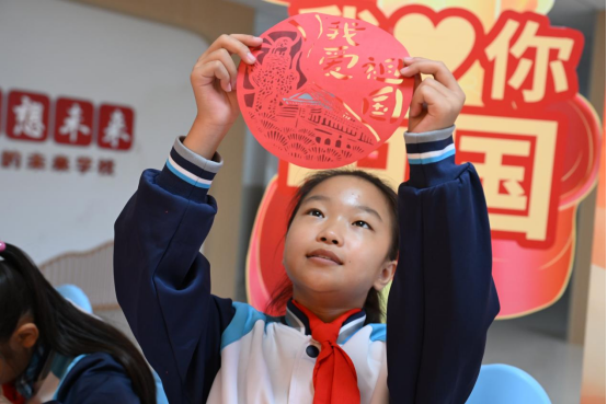 山东即墨：小学生巧手剪纸喜迎国庆