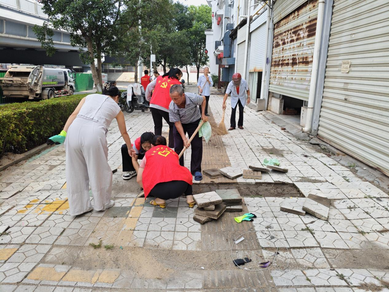 江西奉新：扮靓家园迎佳节