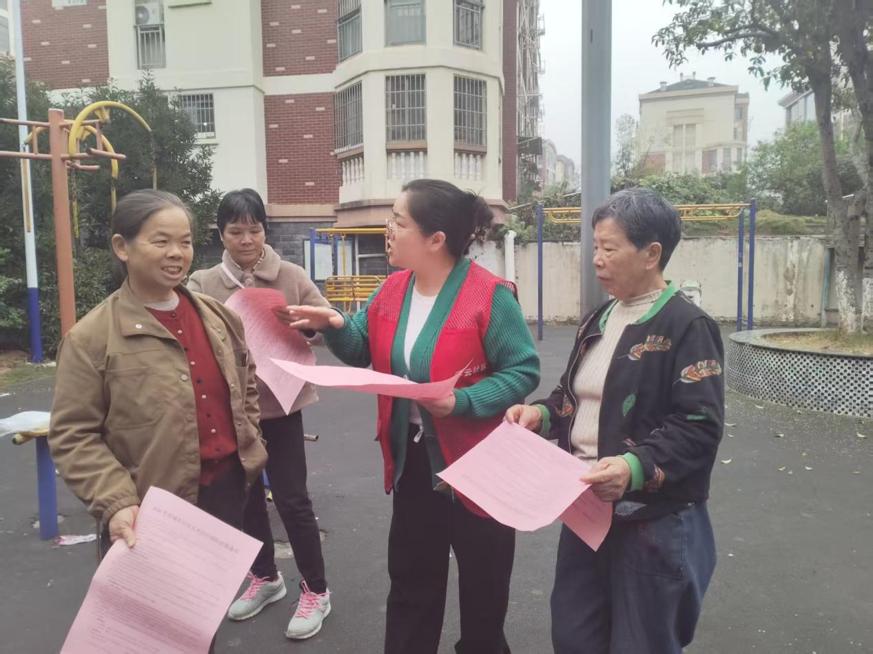 江西奉新：网格员助力医保政策宣传