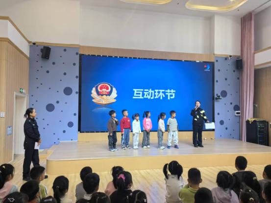 安全种子，这样播进童心里！崂山公安创新形式进校园