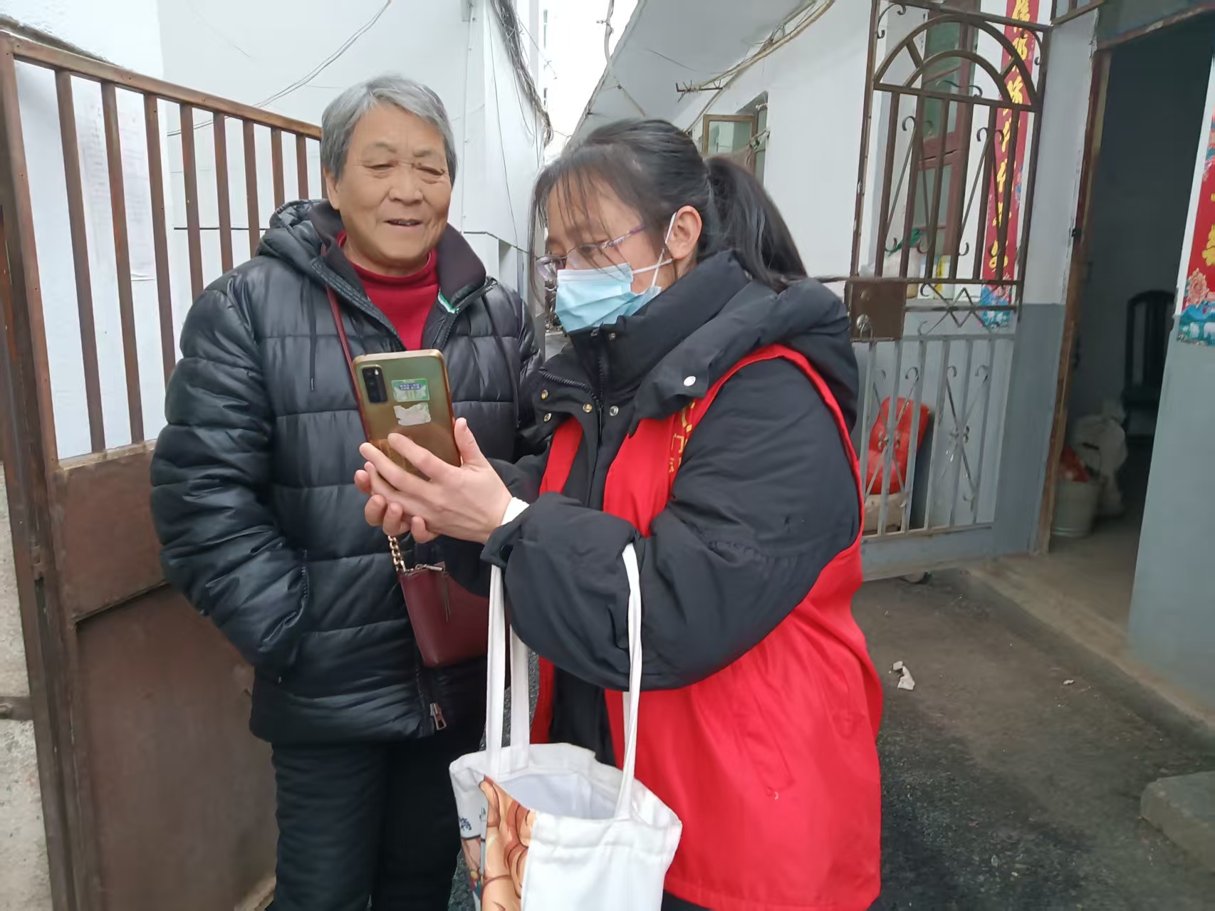 江西奉新：红马甲暖夕阳 社保服务 “零跑腿”