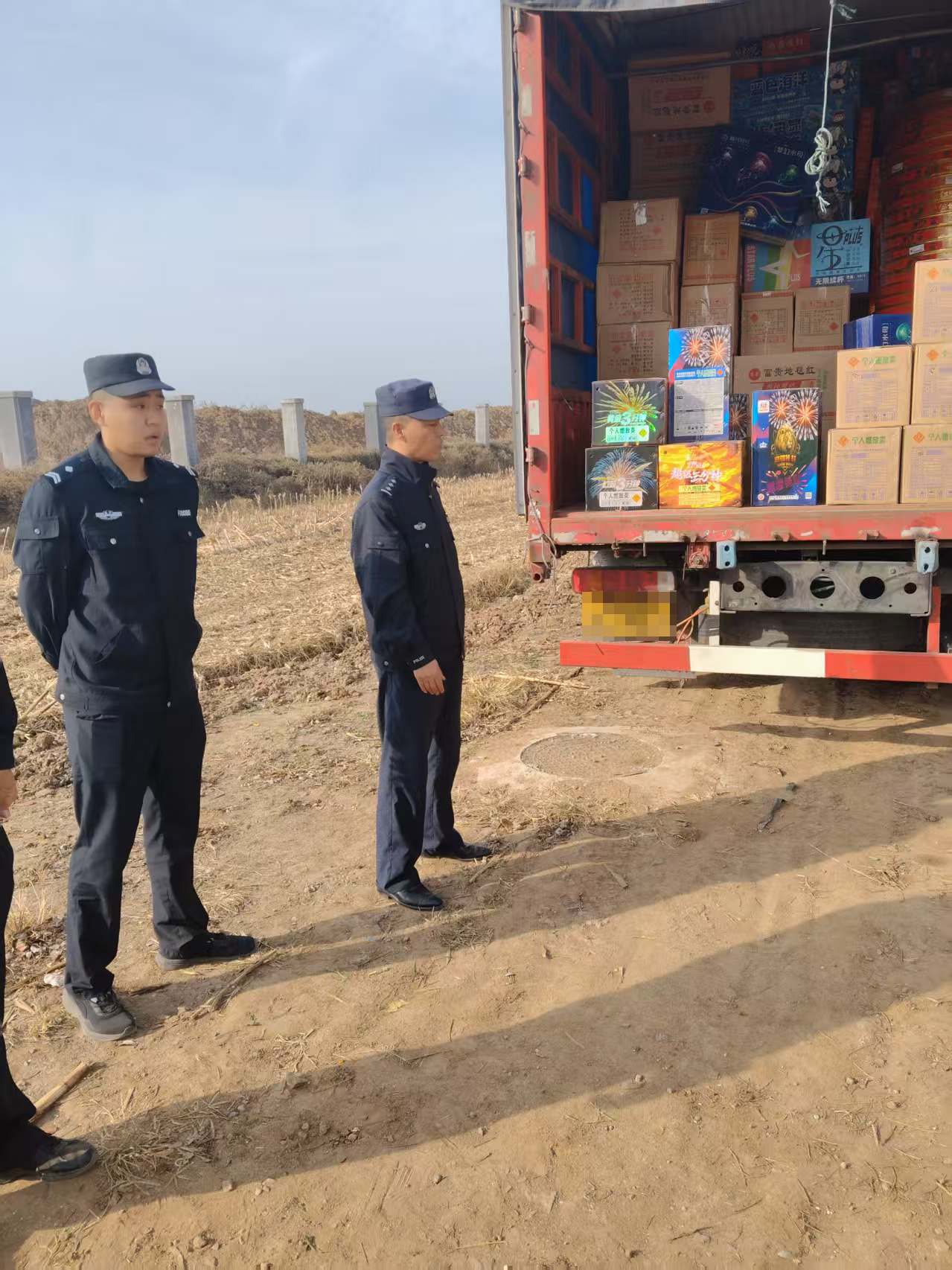 严查烟花爆竹违法行为！警方接连查处两起案件