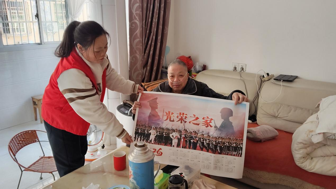 江西奉新：年历送上门 情暖军属心