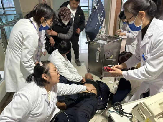 5分钟生命接力！突发心梗，门诊现场上演“极速救援”