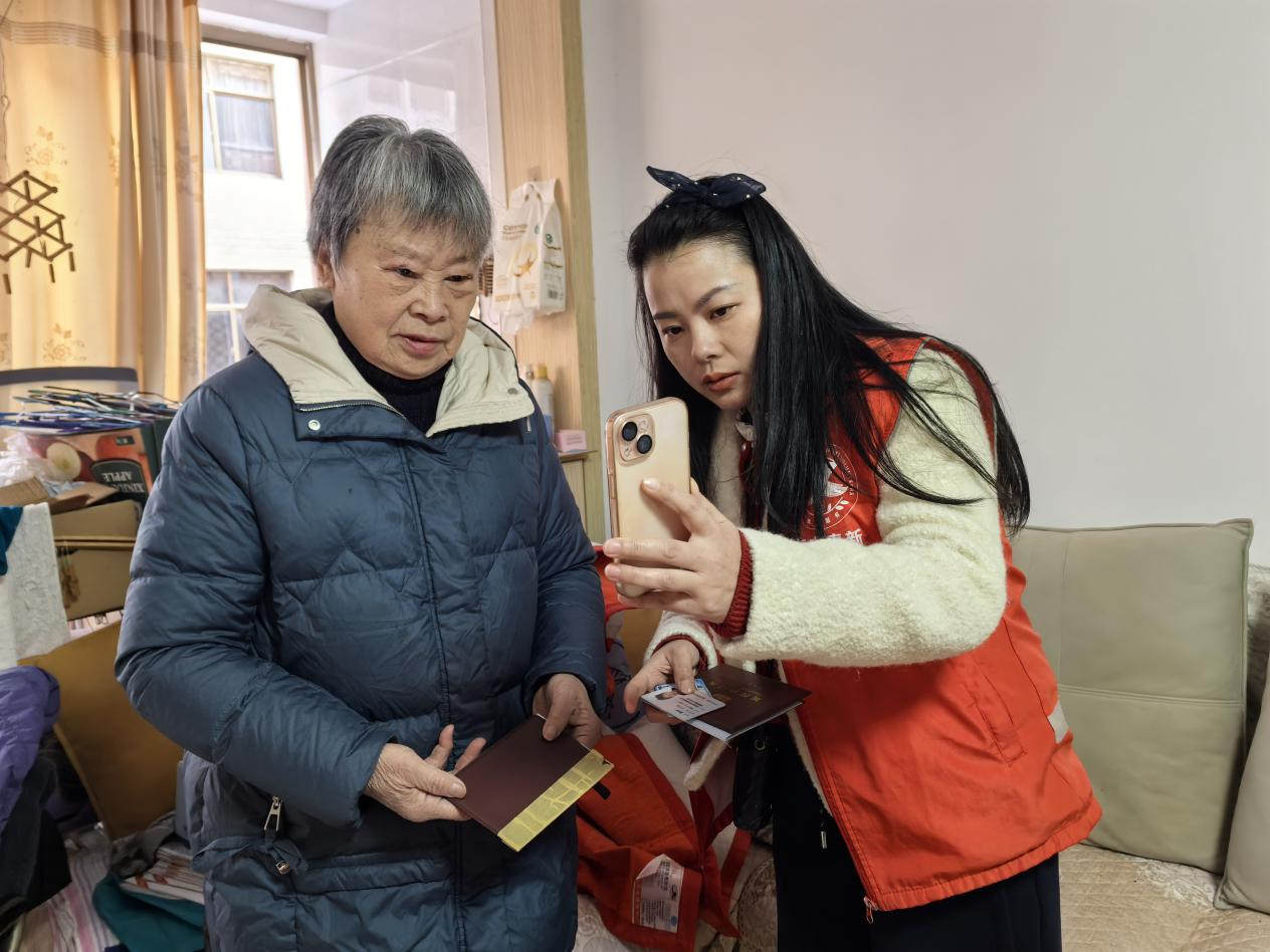 江西奉新：上门办理津贴  温情温暖夕阳