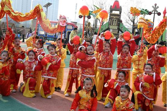 山东青岛即墨：幼儿园“年货大街”热闹开街