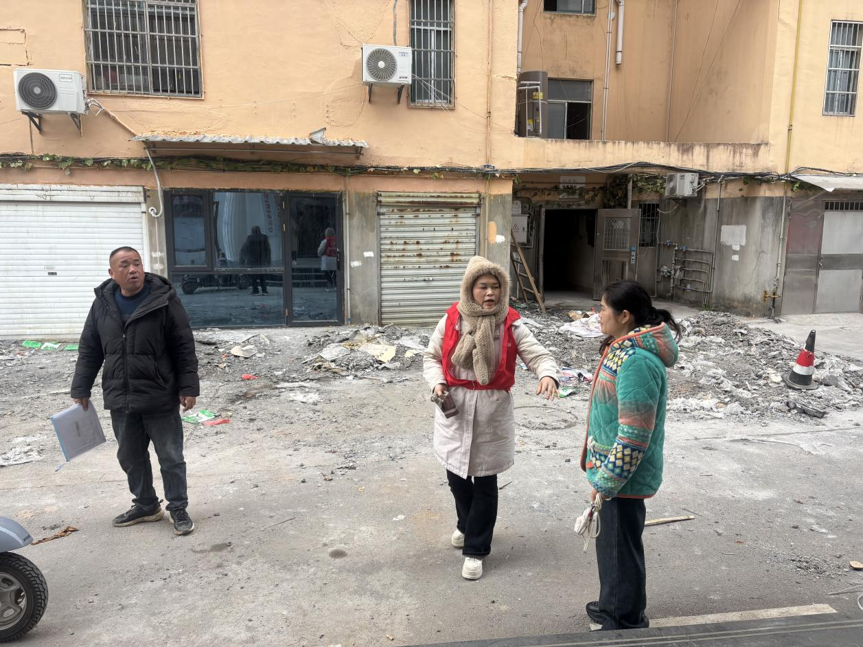 江西奉新：外墙脱落暗藏隐患 居民筹资化解难题