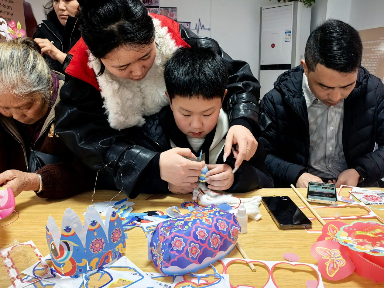 江西奉新：花灯闹元宵温情满邻里