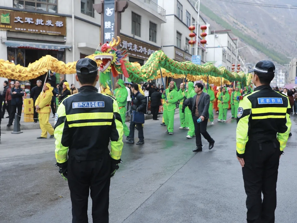 火闹新春 警色护平安——甘肃陇南市公安局武都分局全力护航社火表演