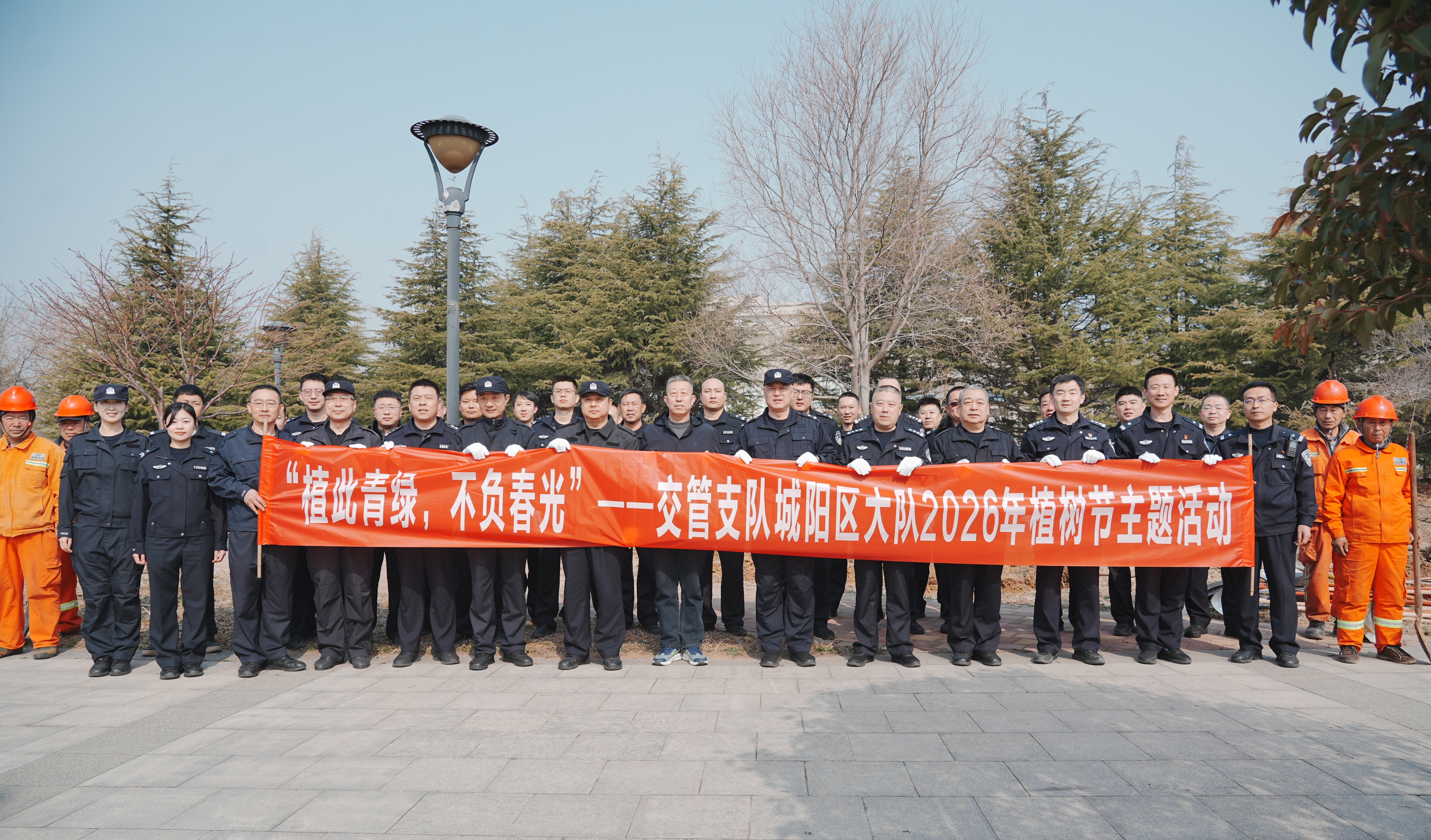 植树添绿正当时 警色添彩护春光