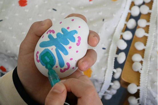 青岛即墨：幼儿彩绘“立蛋”迎春分