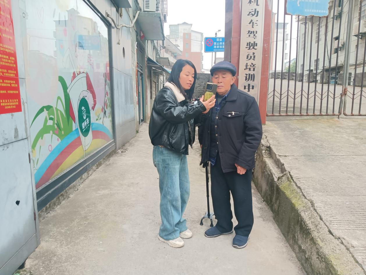 江西奉新：上门破解老人“数字难题”