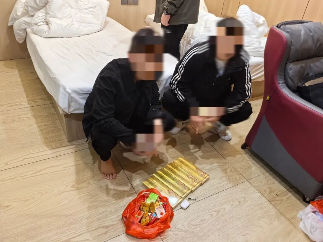 同住酒店分头盗窃，撞个正着又双双落网