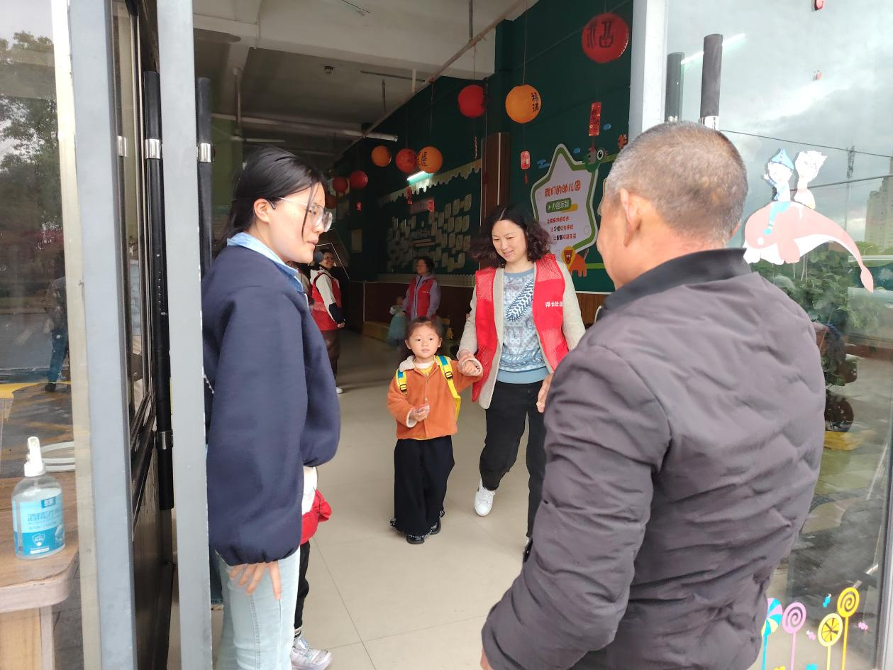 江西奉新：  守护放学路安全伴同行