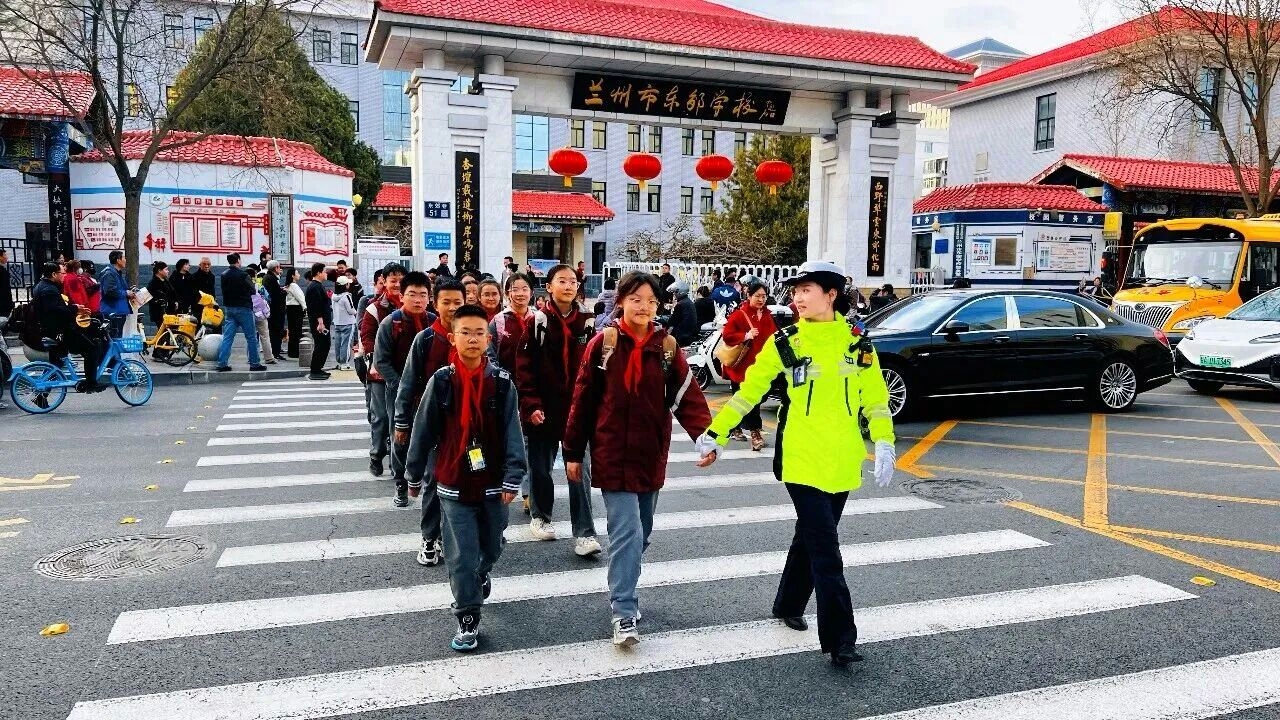 守护“六一”平安与你“童”行 甘肃兰州 ：警色相伴 守护校园里的童真与欢笑